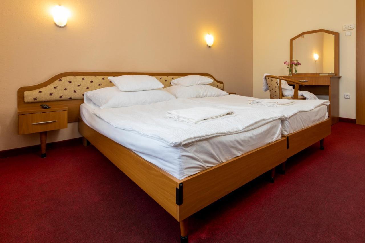 Hotel Imperial Gyogyszallo Es Gyogyfurdo Kiskoros Luaran gambar