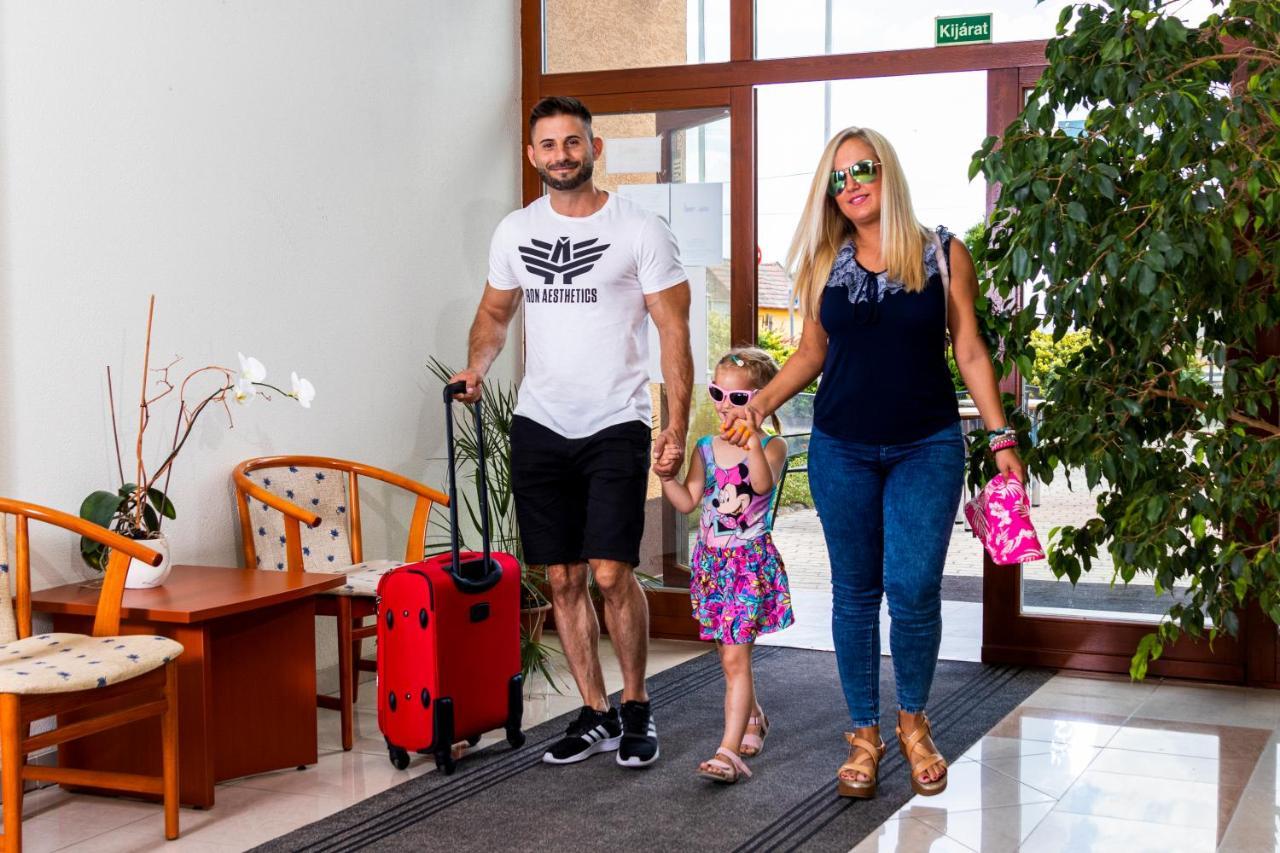 Hotel Imperial Gyogyszallo Es Gyogyfurdo Kiskoros Luaran gambar